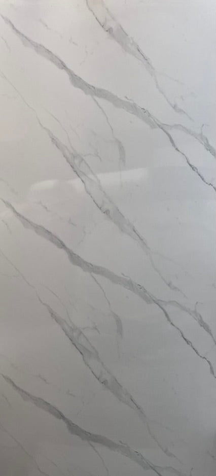 PVC Panel Carrara Silk - Imitácia bieleho mramoru s hrubým šedým žilkovaním, lesklý povrch