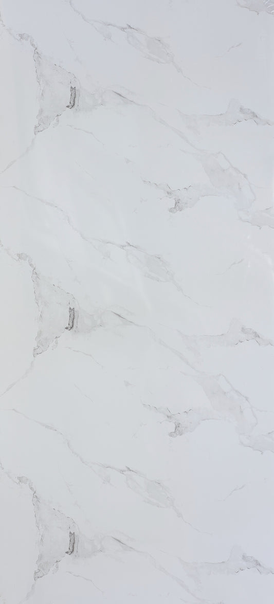 PVC panel Carrara White - mramor s bielym podkladom a jemným šedým žilkovaním, lesklý povrch